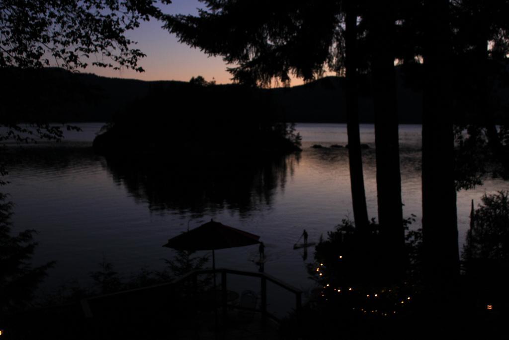 Tranquility Bay Waterfront Inn Sechelt Exteriér fotografie