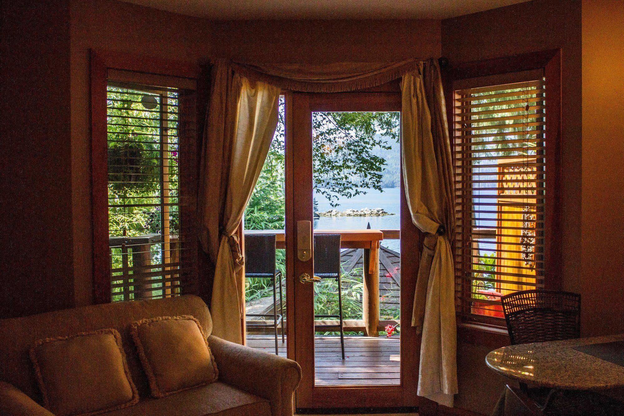 Tranquility Bay Waterfront Inn Sechelt Exteriér fotografie