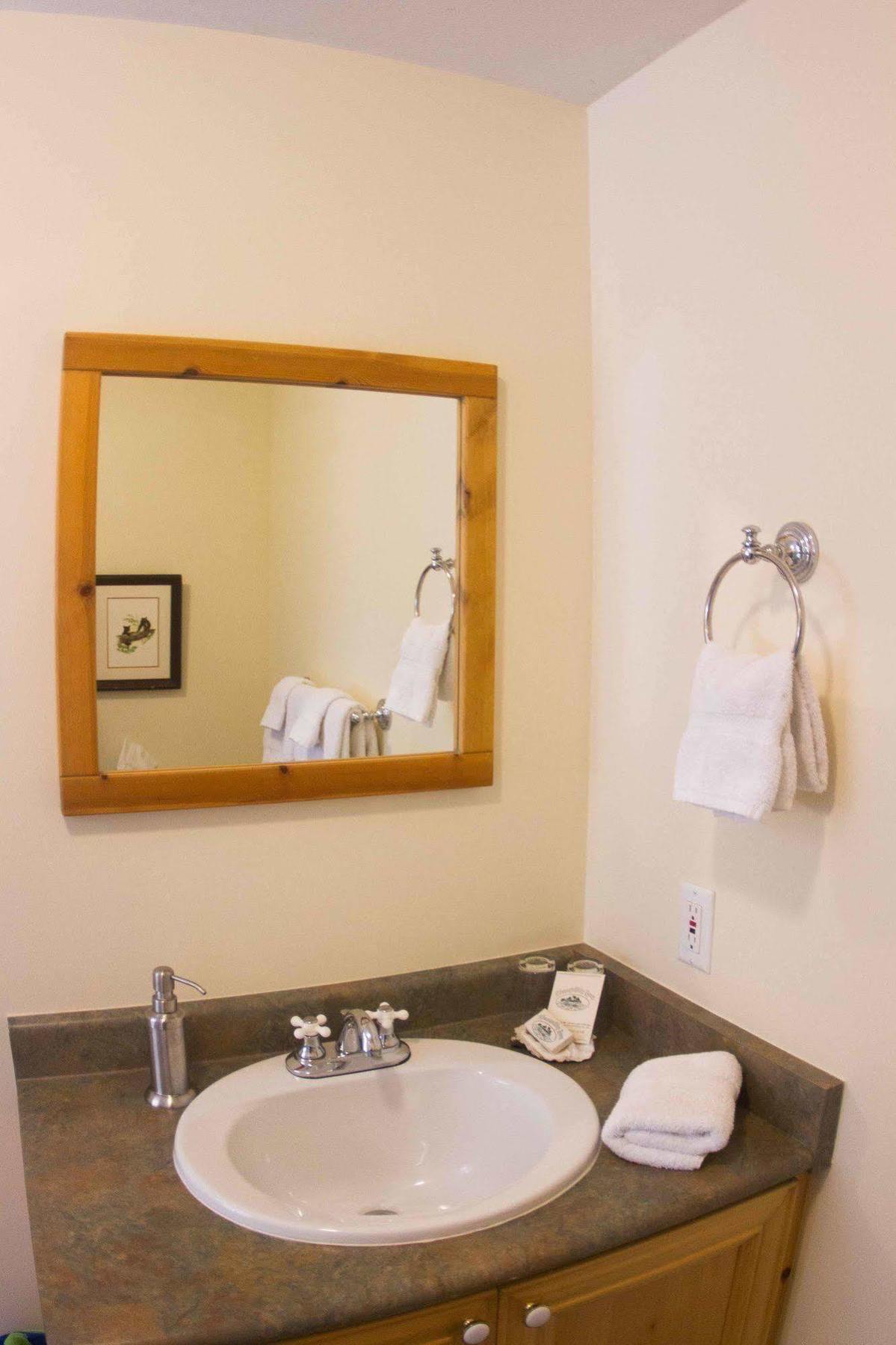 Tranquility Bay Waterfront Inn Sechelt Exteriér fotografie