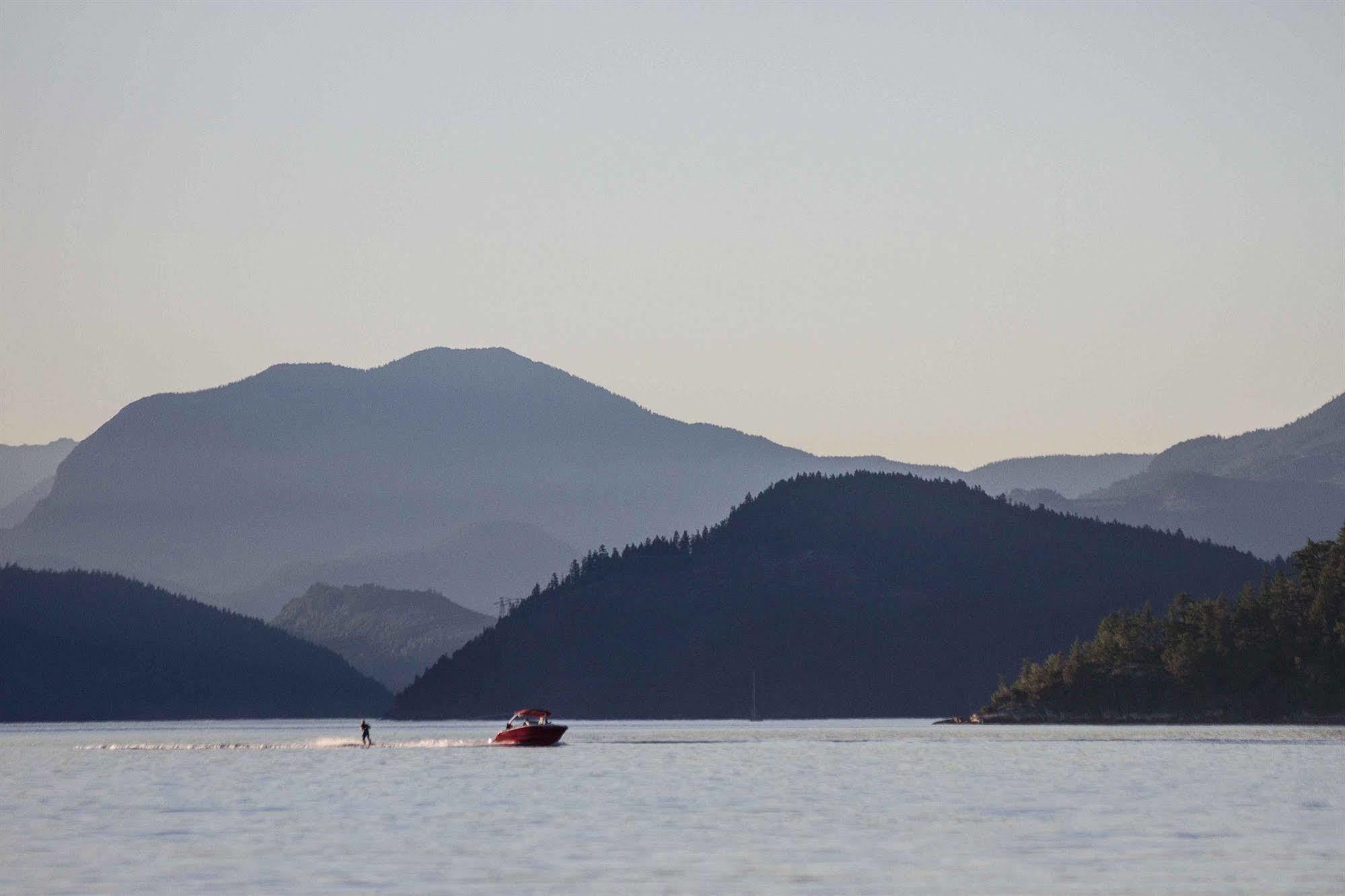 Tranquility Bay Waterfront Inn Sechelt Exteriér fotografie